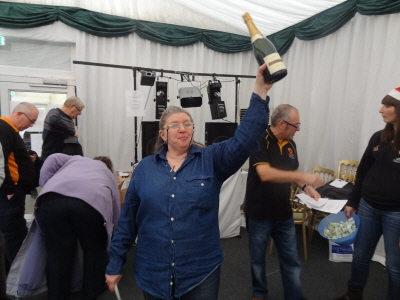 ASC05436 Carol auctions shampoo to Peter ASC05436 Carol auctions shampoo to Peter